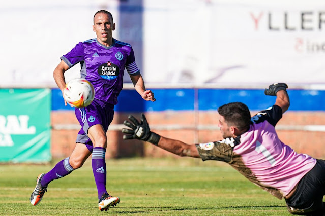 Nacho bate a Farolo para marcar el primer gol. S. D. ATLÉTICO TORDESILLAS 1 (Miguel) REAL VALLADOLID C. F. 9 (Nacho, Óscar Plano, Aguado, Zalazar, Weissmann, Lucas Olaza 2, Marcos André, Bruno). 16/07/2021. Partido amistoso. Tordesillas, Valladolid, campo de Las Salinas.