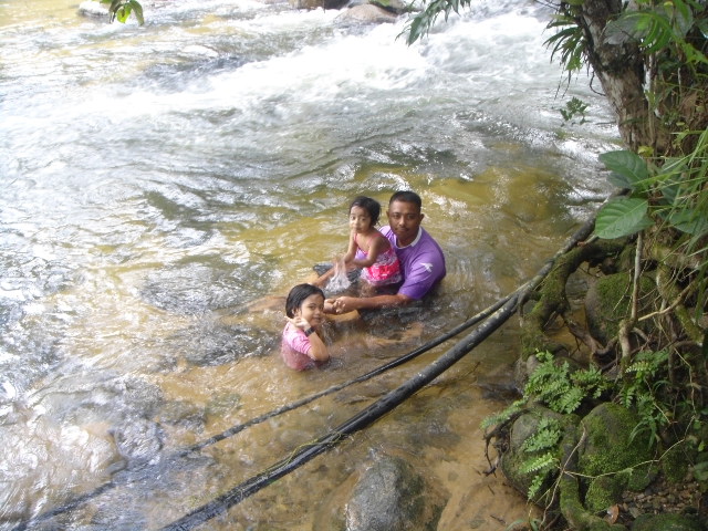 KISAH KAMI: Mandi-Manda Di Sungai Bil