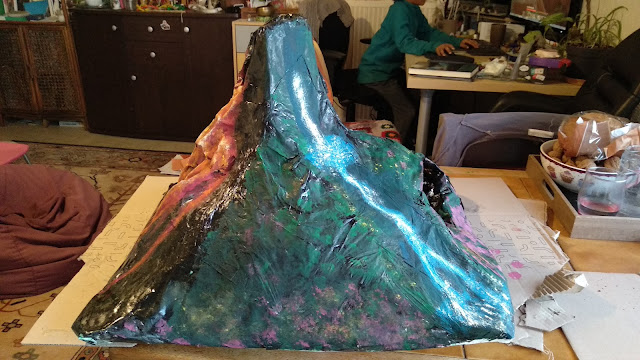 Un volcan époustouflant! Activité manuelle en papier maché et peinture, grotte, lave, cascade - Audrey Janvier