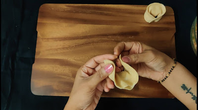 learn step by step process how to fold momos easily