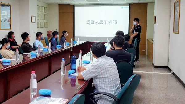 ▲車用電子大廠怡利電子公司光學工程師介紹職業內容。（中彰投分署提供）