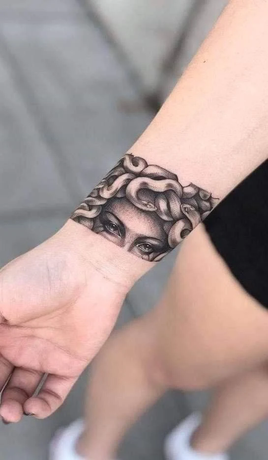 Tatuajes finos para mujer