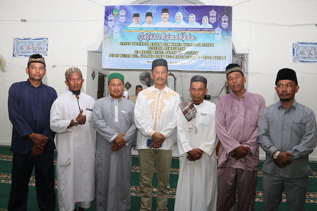 Safari Ramadhan, Rudi Serahkan Bantuan untuk Masjid dan Janji Membangun Pelantar di Pulau Nguan