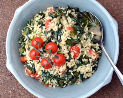 Italian Pasta Salad with Garlicky Tomatoes & Collard Greens, another healthy refrigerator salad ♥ AVeggieVenture.com. Vegan. Weight Watchers Friendly.