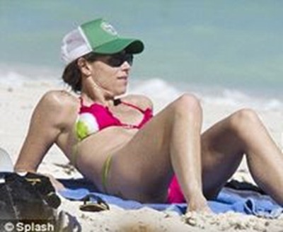 Minnie Driver bikini 04