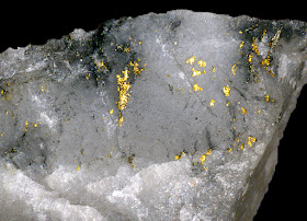 traços de ouro nativo no quartzo