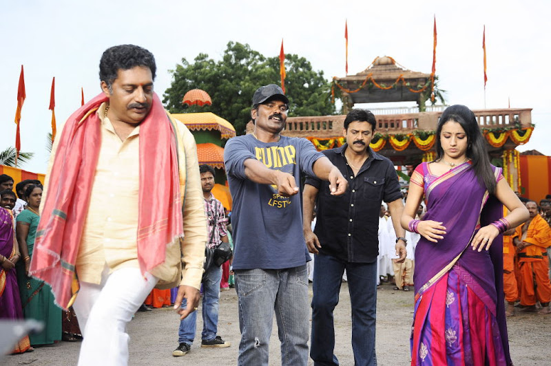 Venkatesh Trisha In Tamil Movie Bodyguard On Location Working Stills Photos movie photos