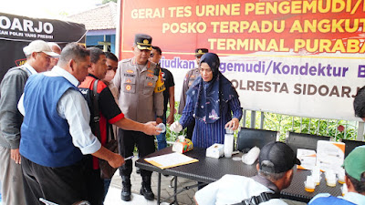 Pastikan Perjalanan Mudik Aman, Polresta Sidoarjo Tes Urine Kru Bus