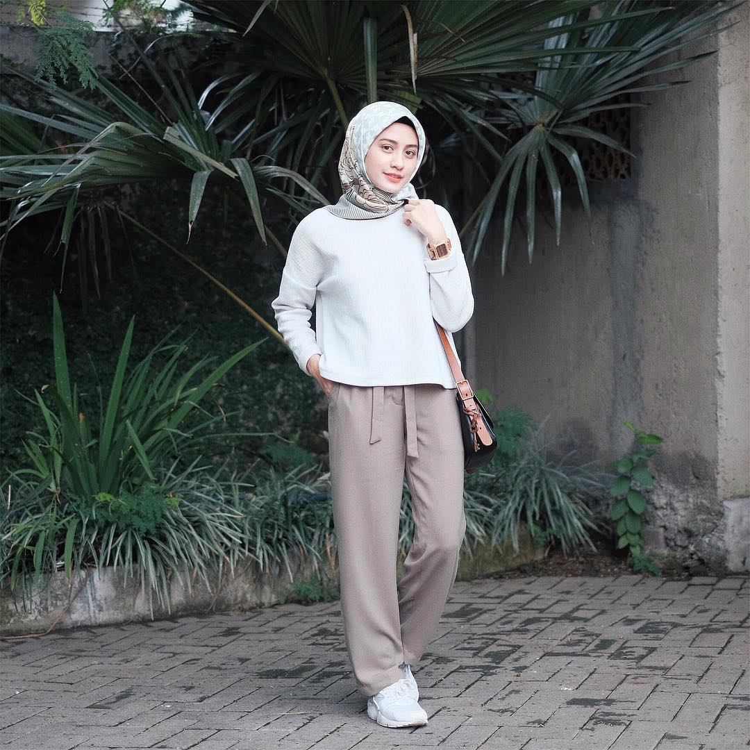 25 Inspirasi OOTD  Hijab  ala Selebgram Terbaru