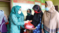  TP PKK Pesisir Barat Bagikan Sembako dan Masker