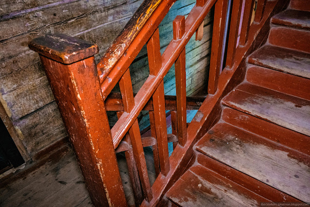 Деревянные перила у деревянной лестницы