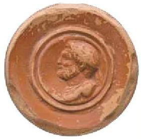 Έμβλημα από πυθμένα αγγείου του 3ου αι. μ.Χ. με προτομή γενειοφόρου και θωρακοφόρου Φιλίππου Β'. Μιμείται τον τύπο του Φιλίππου όπως διαμορφώθηκε από τους ρωμαίους αυτοκράτορες της εποχής (Μουσείο Κυκλαδικής Τέχνης)