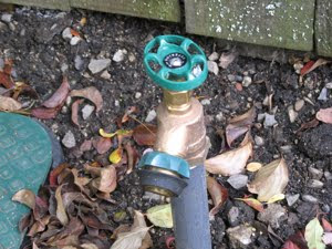 Photo of an outdoor faucet.