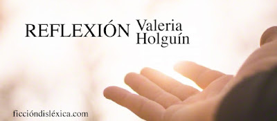 imagen de una mano alzada abierta y el título de la obra Reflexión, micropoesía por Valeria Holguín @valeriaholguinb del blog ficciondiislexica.com