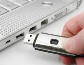 inserir pendrive porta usb