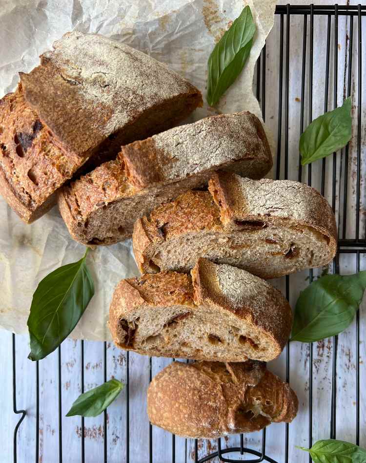 Pan integral con tomates confitados y albahaca