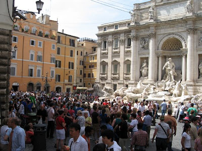 Fontana Trevi and the crowds