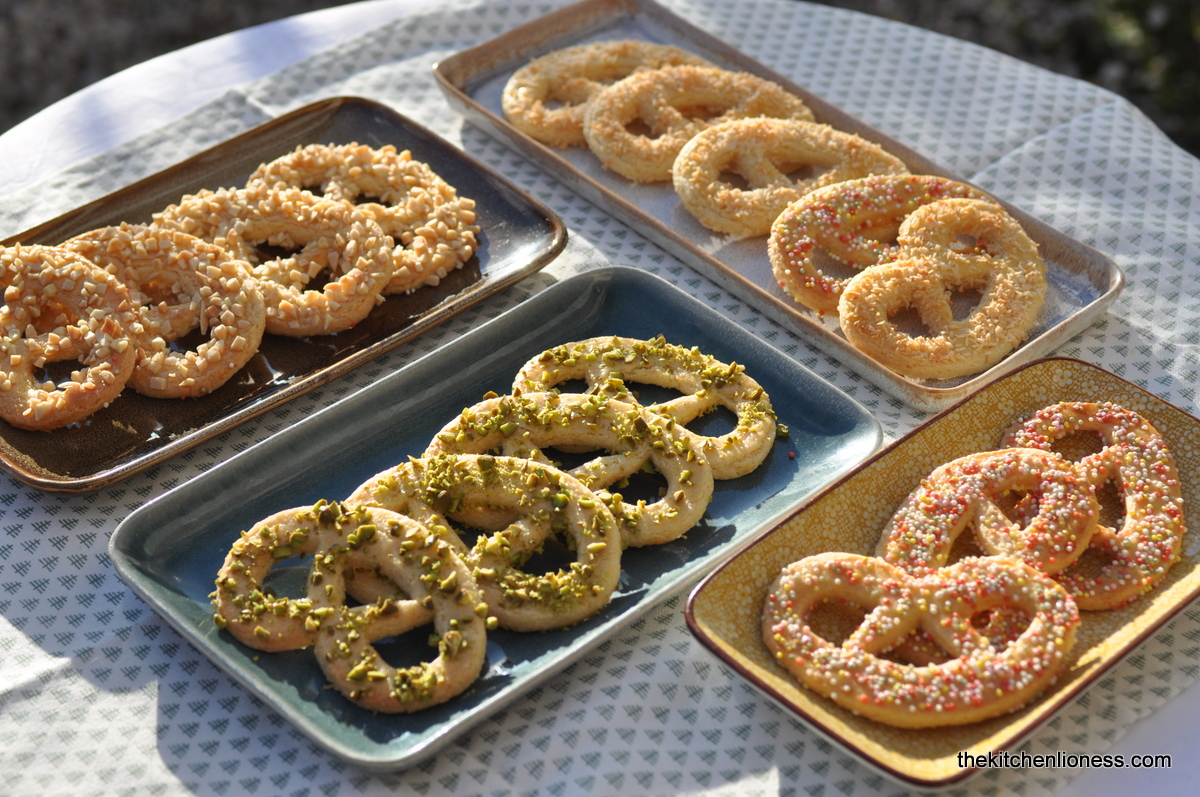 The Kitchen Lioness Sweet Christmas Pretzel With Almond Pistachio Coconut Discodip L Susse Weihnachtsbrezel Mit Mandeln Pistazien Kokos Discodip