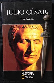 Portada del libro Julio César, de Suetonio