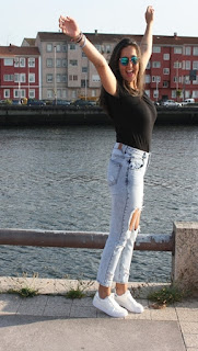 http://lifeandstyleana.blogspot.com.es/2015/07/jeans-rotos.html