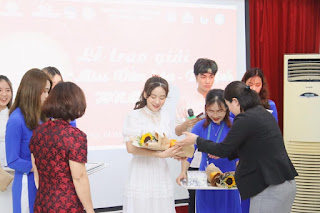 Thu Uyên trong buổi nhận giải Hoa Khôi của Miss Văn Hoá- Du Lịch.