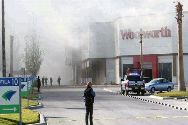Incendio consume centro comercial en Ciudad Juárez