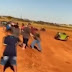 Vídeo: Homem filma próprio atropelamento durante competição de fuscas