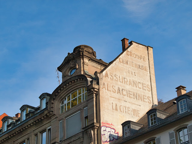 jiemve, le temps d'une pose, Grand Est, Strasbourg, facade, publicité, assurances alsaciennes