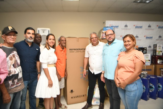 Administrador del Instituto de Auxilios, Félix Grullón entrega donativo a damnificados por lluvias en SDE