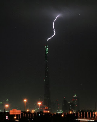 Foto Badai Kilat di Burj Khalifa Dubai