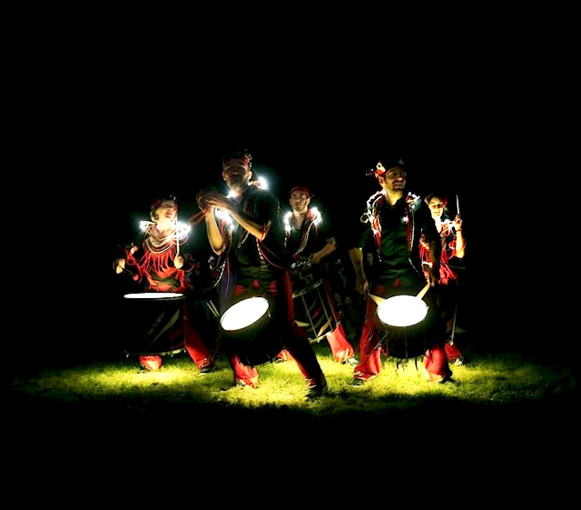 La fanfare Samba Baladi mélange percussions brésiliennes et rythmes orientaux et brésiliens. Cette fanfare lumineuse vient faire régulèrement des concerts, carnavals et festivals en Bretagne, Normandie, Poitou charentes et Pays de Loire.