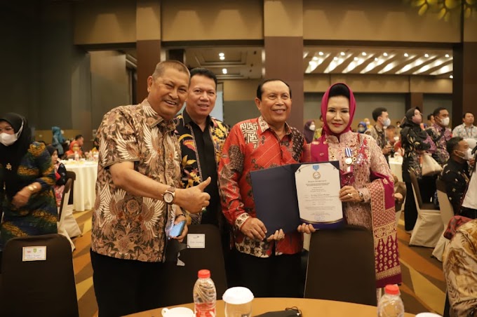 Ketua TP PKK Rohul Hj. Peni Herawati Sukiman Terima Penghargaan Manggala Karya Kencana dari BKKBN