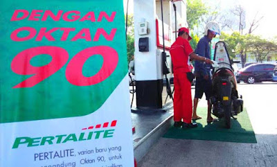 Ambon, Malukupost.com - PT Pertamina membagikan kupon berhadiah sebagai cara mengapresiasi warga masyarakat pengguna bahan bakar minyak (BBM) jenis pertalite di seluruh Indonesia. "Kegiatan ini merupakan tahap II yang dilaksanakan di seluruh Indonesia. Hari ini di Maluku kami laksanakan di Kota Ambon tepatnya di lokasi SPBU Pohon Pule," kata Sales Executive Retail PT Pertamina Mahdi Syafar, Jumat (23/3).