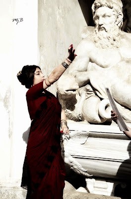 Danza Sacra Etrusca MUSEO NAZIONALE ETRUSCO DI VILLA GIULIA   Performance di Danza Classica dell'India e Poesia  Marialuisa Sales  Danza Classica Bharata Natyam Neriene  Poesia su temi classici  Nell'ambito di "Eros & Kairós"  Primo Festival Internazionale  di Poesia al Femminile sabato 7 giugno 2014 Sabato 7 giugno 2014, nell'esclusiva cornice del Museo Etrusco di Villa Giulia, Marialuisa Sales e Neriene hanno condotto una performance rituale di danza sacra dell'India e poesia su temi classici dedicata all'Apollo di Veio, tra le opere più importanti ospitate nel prestigioso Museo. L'inno tradizionale danzato dedicato al Dio Vishnu, l'Apollo Hindu, è stato accompagnato dalla poesia "Ventuno Foglie d'Alloro", dedicata sempre al dio solare. La performance  si è conclusa con la danza sacra dedicata alla Saraswathi-Minerva del tantrismo. Foto: Maria Giuseppina Barbieri [MjB]