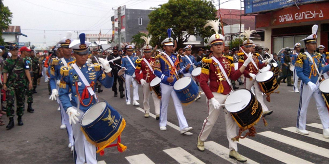 Masyarakat Tanjungpandan Terpukau Menyaksikan Kirab Drum Band Taruna