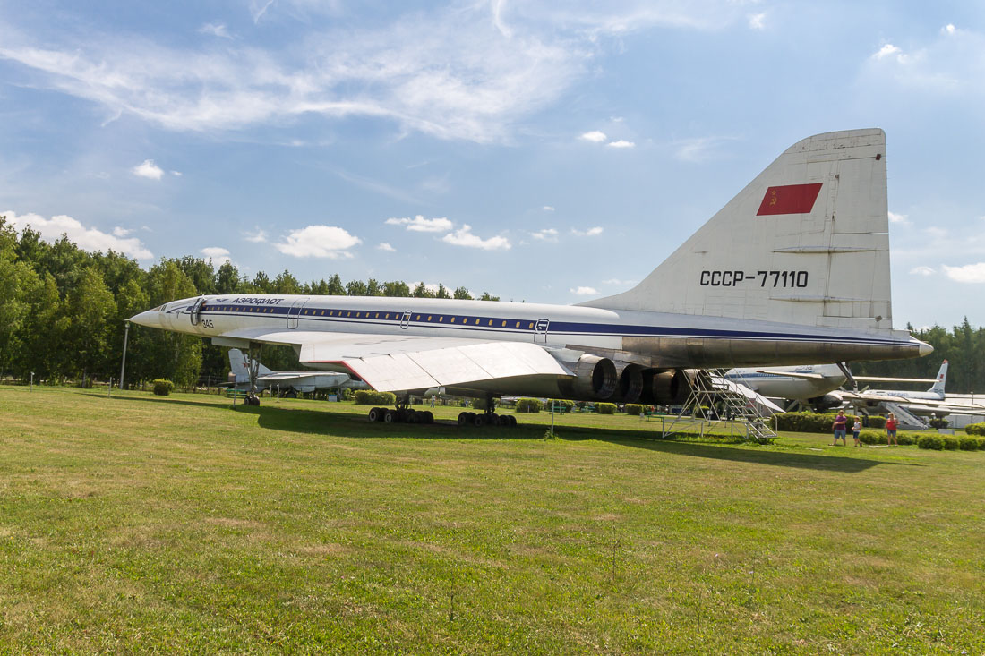 Самолёт Ту-144 сбоку