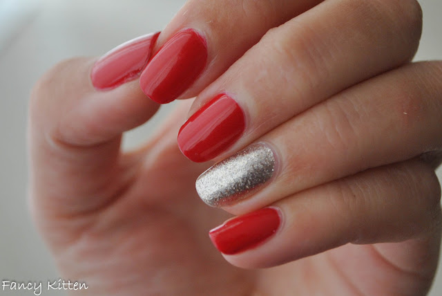 Gade - Red Glam (375) & Essence - On Air! (44) swatch