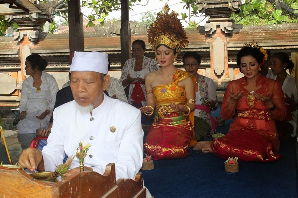 Laksanakan Upacara Mepandes Artis Kadek Devi Tampak 