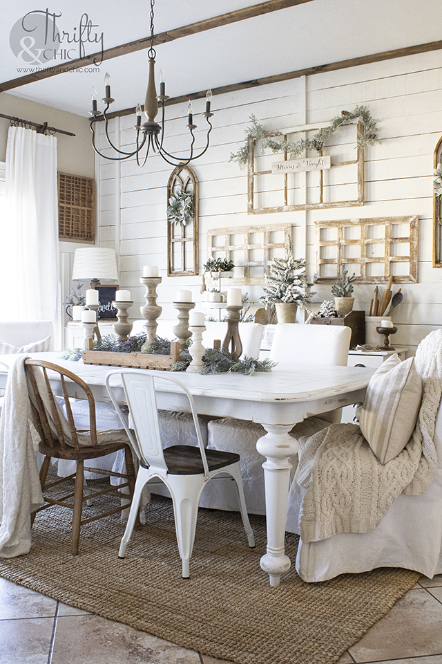 cozy christmas  dining room decor and  decorating ideas. Wood and white christmas decor. Farmhouse dining room Christmas. Christmas table setting.