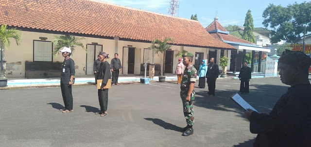 KodimKaranganyar - Bati Komsos Koramil 01 Karanganyar Latih Petugas Upacara Bendera