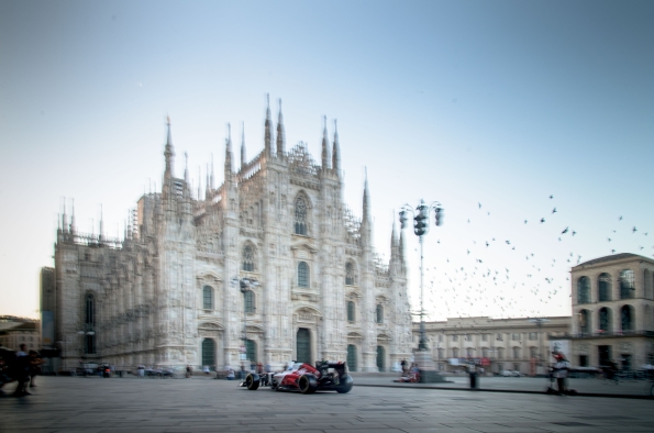 Valtteri Bottas por las calles de Milán como homenaje de Alfa Romeo a los 100 años del Circuito de Monza
