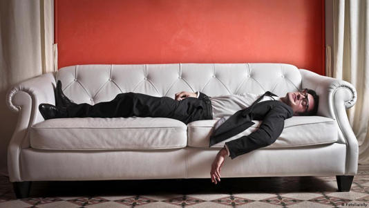 لماذا نفضل النوم على الأريكة بدلا من السرير وهل هي عادة خطرة؟