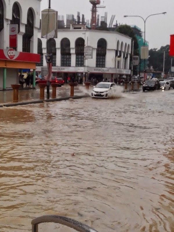 banjir besar di kajang, banjir kilat di kajang, kajang banjir lagi, gambar kajang banjir, kajang banjir besar, kajang banjir kilat, pekan kajang banjir teruk, pekan kajang banjir kilat