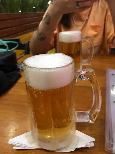 Homem e mulhee tomando chopp-asthetic