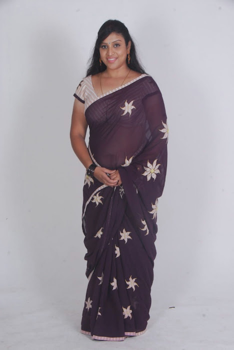 uma character artist in saree actress pics