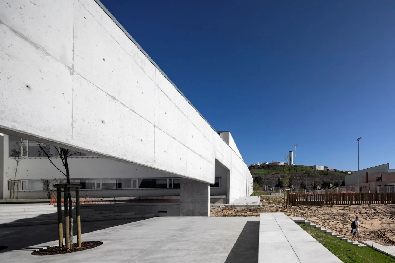 Caneças High School by Arx