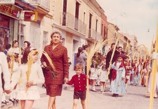 En procesión con mi abuela Ramona en Domingo de Ramos de 1971 en el Cabanyal. Valencia