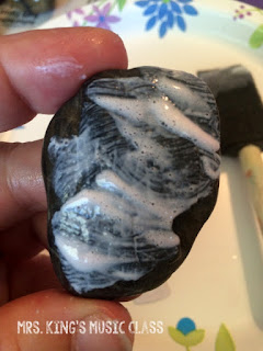 How to Make and Use Singing Rocks (also known as story stones) by Tracy King  An easy DIY tutorial for making singing rocks or story stones to teach storytelling, sequencing, improvisation and even OPERA!  Great for many themes including: fairy tales, Bible stories, camping, outer space, ocean, Peter and the Wolf, Carnival of Animals and more.  No paint pens or Sharpies are needed for this great teacher craft!