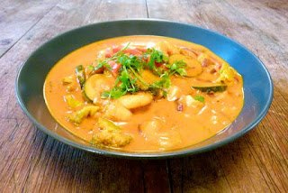 Creamy curry prawns