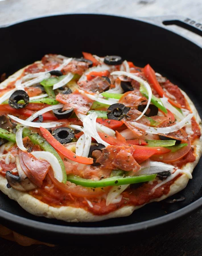 Pizza casera sin levadura y sin horno. La pizza se cocina en una sartén en la estufa y se obtiene una base crocante